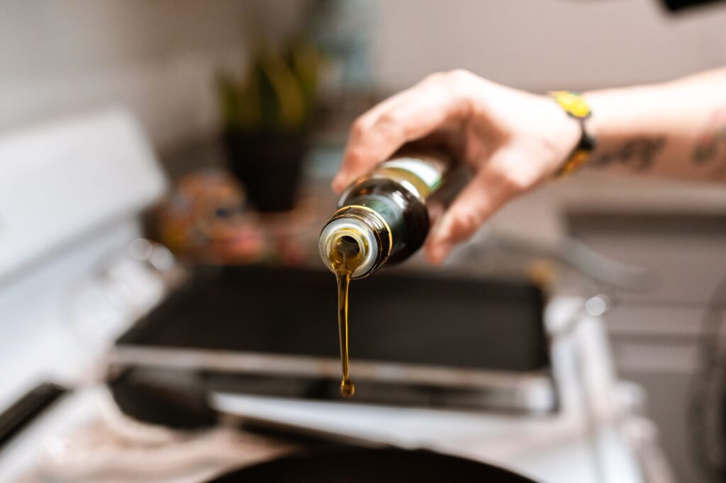 Cast iron seasoning oil