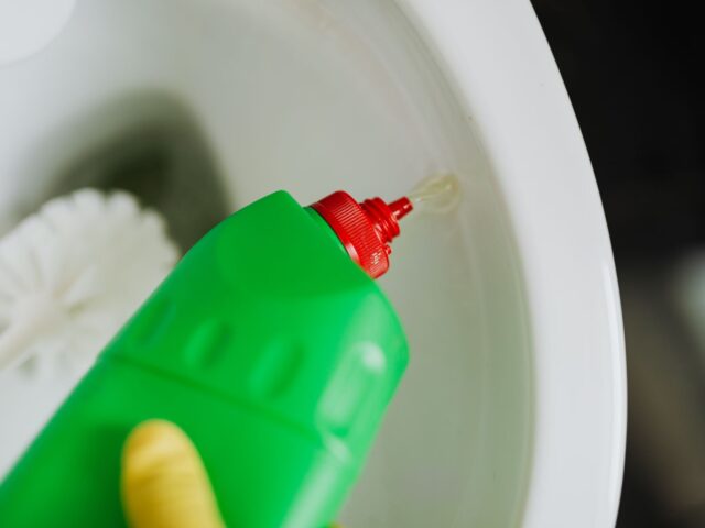 Toilet cleaner for limescale stains