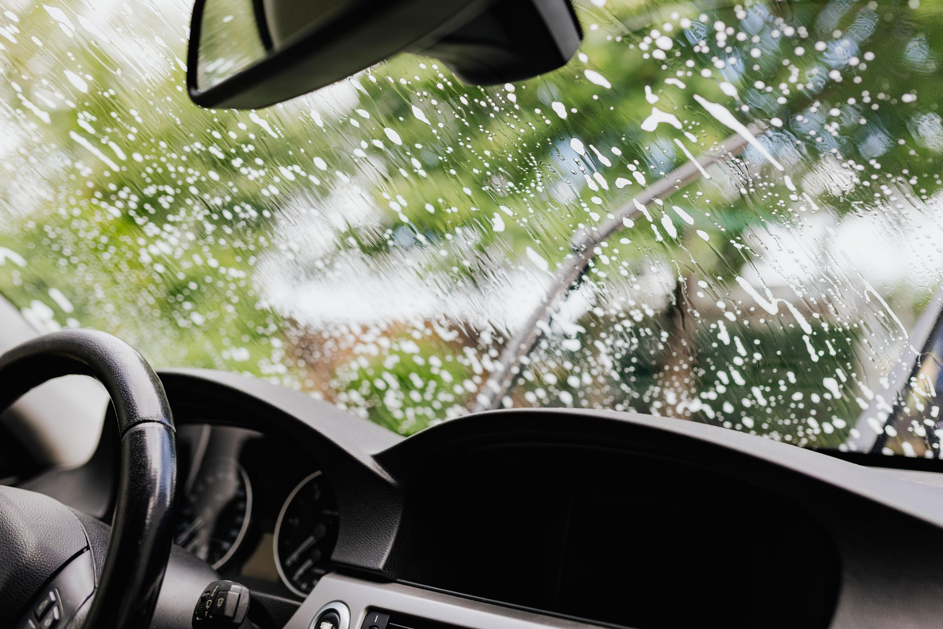 Autoscheiben streifenfrei reinigen , innen & außen