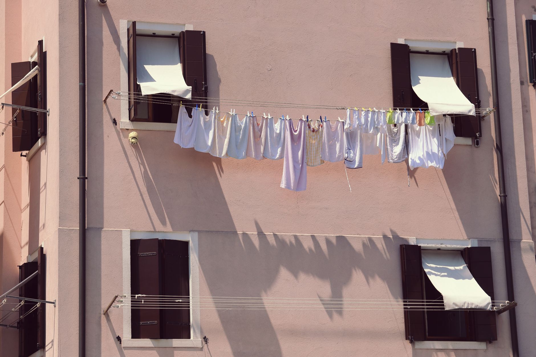 Fenster wird mit einem Tuch nachgewischt
