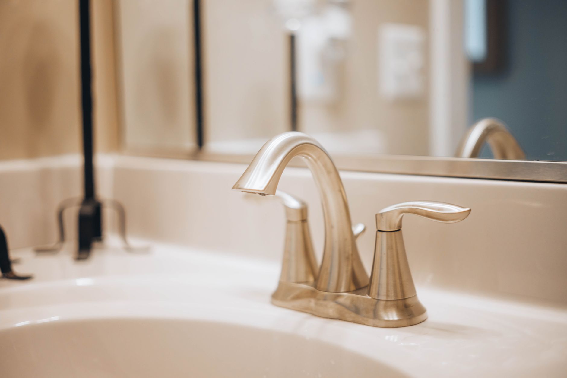 Rubinetto lucente e senza calcare in bagno