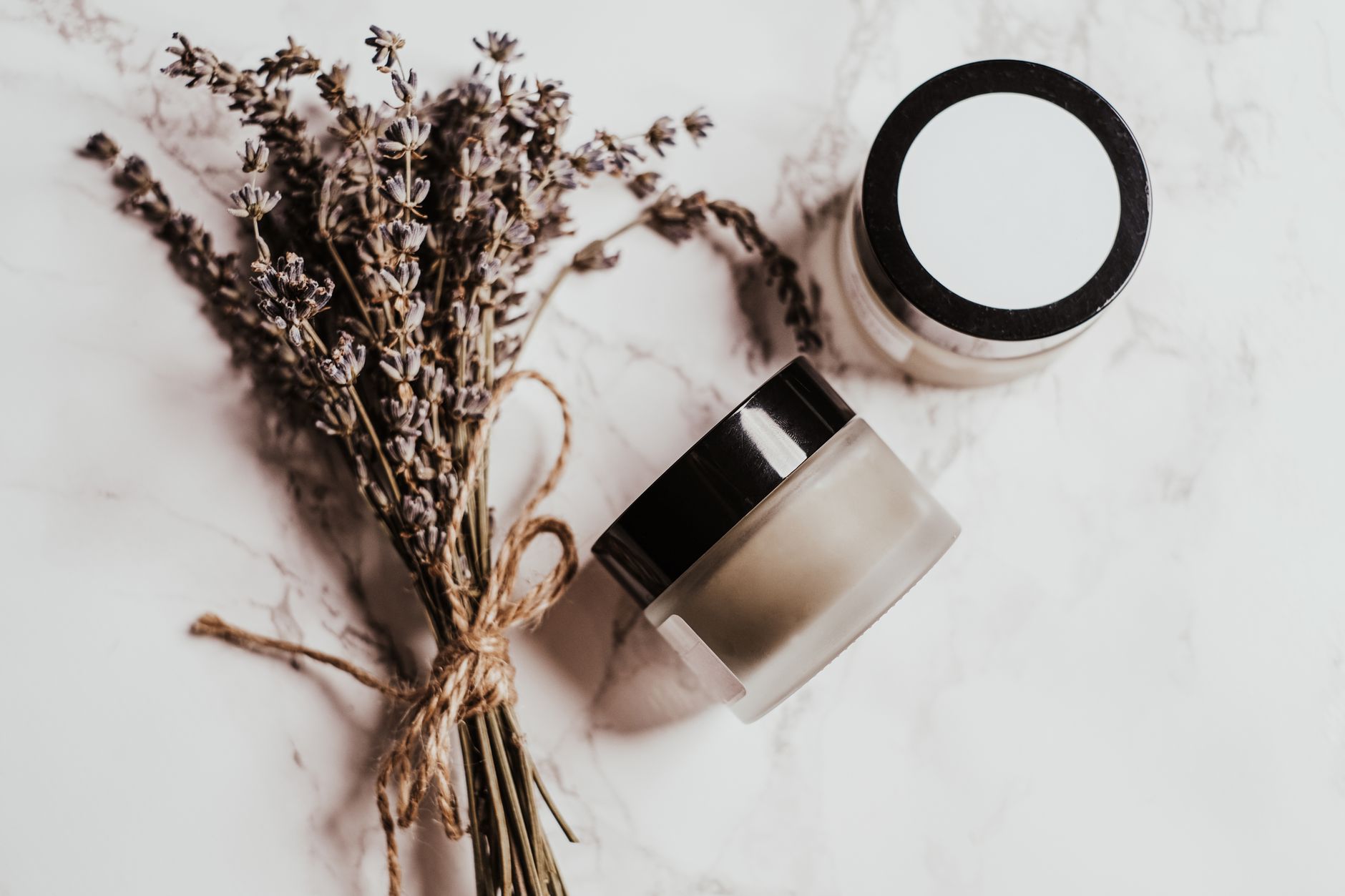 Selbst gerührte Naturkosmetik in Tiegeln