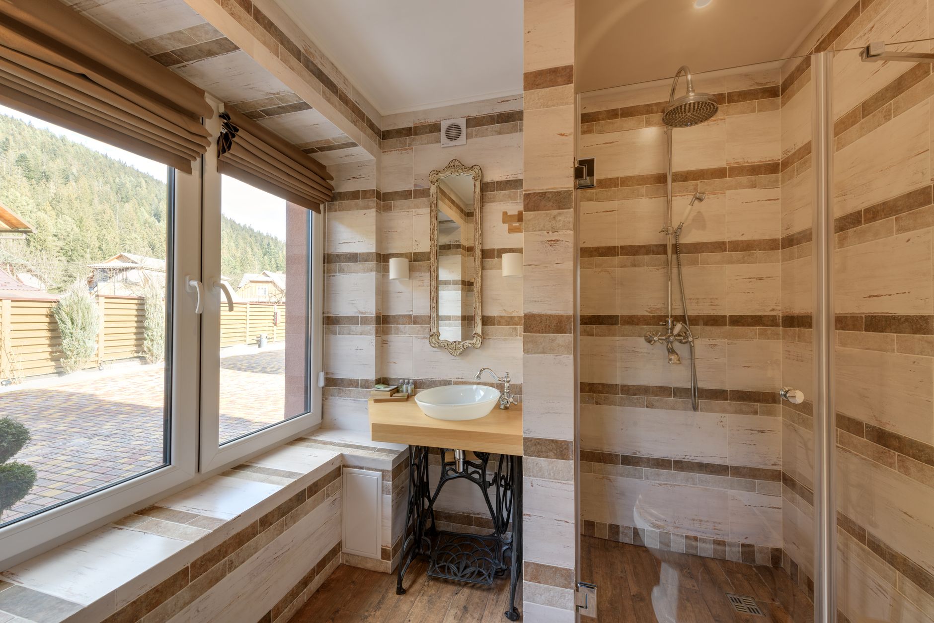 Geöffnetes Badezimmerfenster zum Lüften