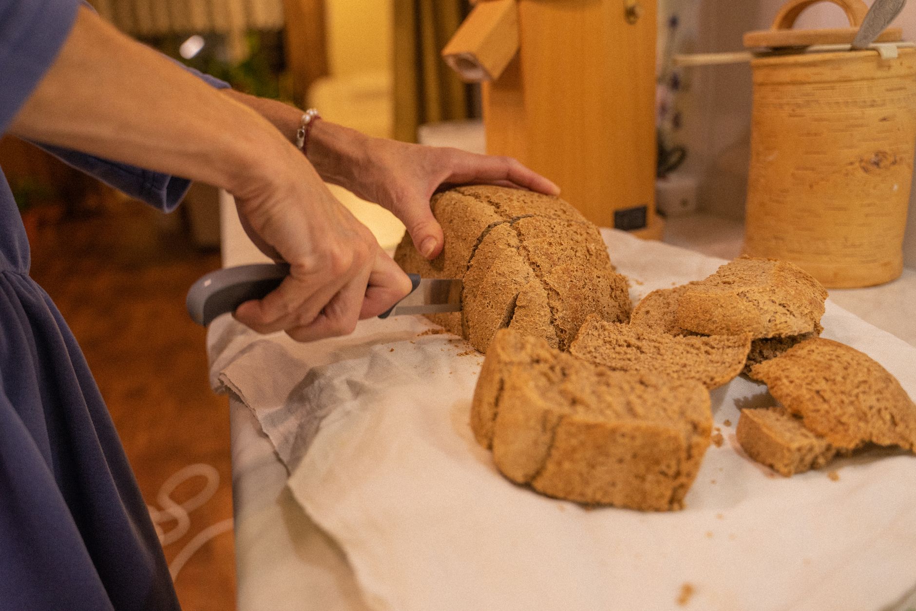 Selbst gemachte Seife wird geschnitten